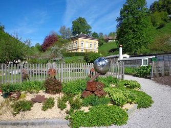 Eine stimmungsvolle Atmosphäre bietet der Herrschaftsgarten des Freilichtmuseums Schmiedleithen für den Raritäten-Pflanzenmarkt am 5. Mai 2018.