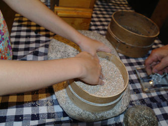 Eigenes Mehl mahlen und Brot backen beim "Ferien teilen" im Freilichtmuseum Furthmühle in Pram am 29. Juli und 5. August 2018.