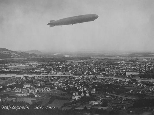 Luftschiff Graf Zeppelin über Linz, 1928. Sujet zur Ausstellung "Zwischen den Kriegen. Oberösterreich 1918-1938" im Schlossmuseum Linz.