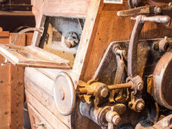 Das Freilichtmuseum Ledermühle lädt am 1.9. zum Tag der offenen Tür für Familien mit Mühlenführung und Workshop, bei dem Mehl gemahlen und Waffeln gebacken werden.