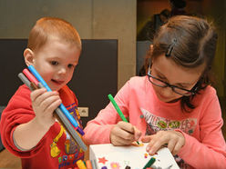 Das Schlossmuseum Linz lädt am 1.9. unter dem Motto "Komm spiel mit!" zu einer Zeitreise zu Spielen vergangener Tage, mit Familienführungen und Kreativstationen.