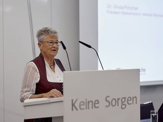 002: Präsident-Stellvertreterin Dir. Ursula Pötscher begrüßte die Ehrengäste herzlich und dankte ihnen für ihr wertvolles Engagement im Dienste der Museen.
