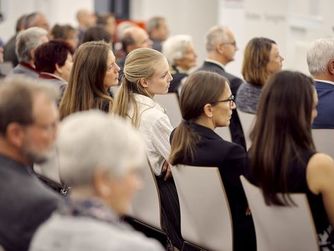 010: Zur Feierstunde wurden die Festgäste von Vereins- und Familienmitgliedern begleitet.