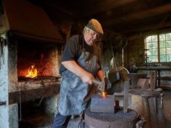 Der Nagelschmiedweg in Losenstein führt vom Ortzentrum ausgehend den romantischen Stiedelsbach entlang, vorbei am Brandstätter Hammer, der das Nagelschmiedemuseum mit der weltweit größten Sammlung an handgeschmiedeten Nägeln beherbergt. Foto: Walter Guggelberger beim Schmieden.