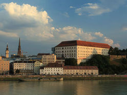 Im Schlossmuseum Linz sind über die Sommermonate unter dem Motto "Kultur braucht Kunst" Werke oberösterreichischer Künstlerinnen und Künstler zu sehen und auch käuflich zu erwerben, die während der Corona-Zeit entstanden sind.