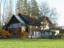 Das Holzhaus in Taufkirchen an der Pram war für das Künstlerpaar Margret Bilger (1904-1971) und Hans Joachim Breustedt (1901-1984) Lebens- und Wirkungsstätte. Hier kann im Rahmen von Führungen die schöpferische Atmosphäre der Wohn- und Arbeitsräume der Künstler erlebt werden.