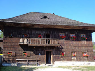 Der "Stehrerhof" stammt aus dem 16. Jahrhundert und ist ein typischer Hausruckviertler Vierseithof. Seit Anfang Juni ist das Museum wieder täglich von 10:00-17:00 Uhr geöffnet und es gibt jeden Mittwoch von 11:00-13:00 Uhr frische Stehrerhofkrapfen.