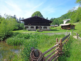 Im Bauern- und Freilichtmuseum in Mondsee wird mit dem Bauernmuseum ein modernes landwirtschaftliches Nebengebäude dem traditionellen Mondseer Rauchhaus gegenübergestellt. Das Rauchhaus ist das älteste Freilichtmuseum in Oberösterreich und stellt einen für die Region typischen Mittertennhof dar. Das Museum ist Freitag bis Sonntag von 10:00 bis 17:00 Uhr geöffnet.