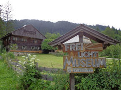 Den Besuch des Freilichtmuseums Schmiedbauern kann man ideal mit einem Spaziergang rund um den malerischen Gosausee verbinden. Das Museum öffnet ganzjährig gegen Voranmeldung.