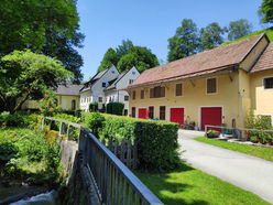Der Themenweg „Auf den Spuren der Schwarzen Grafen“ führt entlang des Rinnerberger Baches durch das beschauliche Gebäudeensemble des Freilichtmuseums Schmiedleithen in Leonstein.