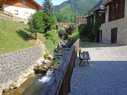 Dem Trattenbach entlang kann im Rahmen einer kleinen Wanderung die Produktion des berühmten Trattenbacher Taschenfeitels nachvollzogen werden.