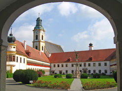 Im Augustiner Chorherrenstift Reichersberg sind seit Anfang Juni wieder Stiftsführungen für kleinere Gruppen möglich.