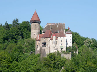 An Sonntagen sind auf Burg Clam Besucherinnen und Besucher nach Voranmeldung herzlich willkommen!