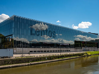 Das LENTOS Kunstmuseum Linz präsentiert aktuell die Ausstellungen "HOMMAGE À VALIE EXPORT" und "JOSEF BAUER. Demonstration".