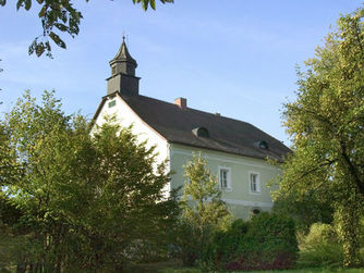 Im Kubin-Haus sind derzeit nur die Ausstellungsbereiche zugänglich. Führungen durch das Wohnhaus sind leider nicht möglich.