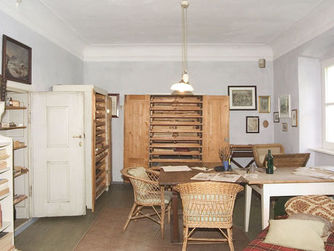Blick in das Arbeitszimmer Alfred Kubins im Kubin-Haus Zwickledt in Wernstein am Inn.