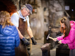 13. September 2020, 9:00-12:00 Uhr: Das Schmiedehandwerk – Macht mit uns eine Reise in die Vergangenheit! Die Lindermayrschmiede lädt Familien zu einer Führung durch die Ausstellung und zum Schauschmieden ein.