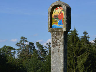 In den 1837 errichteten "Loischl-Bildstock" in Hirschbach im Mühlkreis, dessen Bildtafel ursprünglich die "Krönung Mariens" darstellte, wurde anlässlich einer Geburt in der Familie 2018 ein neues Bild eingesetzt, mit der Darstellung des Hl. Noah.