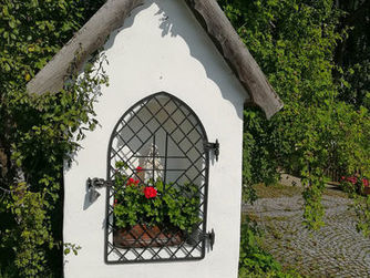 Der Müllner Kapellenbildstock in Hellmonsödt wurde 1920 zum Gedächtnis an einen gefallenen und einen verstorbenen Bruder des Bauern errichtet.