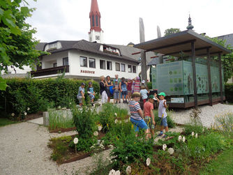 Zur freien Besichtigung des Pfahlbaupavillions und des Prähistorischen Gartens lädt das Museum ATARHOF vom 7. bis 16. Mai 2021 herzlich ein. Hier erfährt man Wissenswertes über die Pflanzen in der Urgeschichte. 