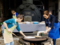 8 Museen der Region beteiligen sich am Pramtaler Museumstag am 16. Mai 2021. Diese können mit einer einzigen Eintrittskarte besucht werden: In der Furthmühle Pram backen Familien ihre eigenen "Zelten to go" und besichtigen das Museum mit Audioguides.