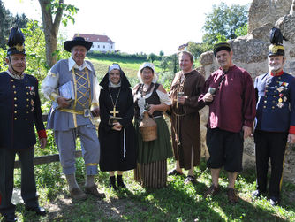 Museum Altenburg - der Graf von Windhaag, 18. Juli 2021: Historische Kostümführung – Auf der Suche nach Graf Enzmilner: Bei unserem Rundgang durch den Ort begegnen wir zahlreichen historischen Persönlichkeiten. Brauknecht Martin begleitet uns vom Kloster zur Burgruine, wo wir den mächtigen Reichsgrafen Joachim Enzmilner suchen. Treffpunkt ist um 14:00 Uhr am Enzmilnerplatz 3.