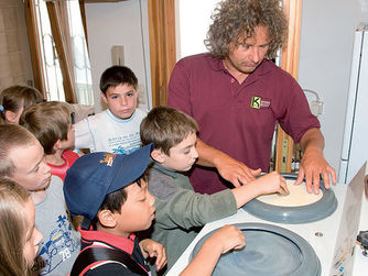 K-Hof Kammerhof Museum Gmunden: Hier können Kinder am Freitag, 16. Juli 2021 von 9:00 bis 12:00 Uhr Fossilien schleifen: Eine 80 Millionen Jahre alte, versteinerte Meeresschnecke schneiden, schleifen und polieren, um sich daraus ein Schmuckstück zu fertigen, ist nicht nur für Kinder und Jugendliche ein ganz besonderes Erlebnis!