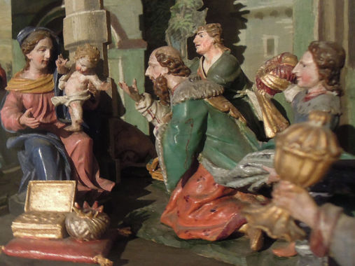 Im Jahre 1910 stiftete Herzog Ernst August von Cumberland dem Kammerhof Museum Gmunden eine Reihe solcher Krippendarstellungen aus der Kindheitsgeschichte Jesu, unter ihnen diese Dreikönigskrippe, die nach dem Lockdown im K-Hof Kammerhof Museum Gmunden zu besichtigen ist.