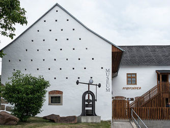 Heimatforscher Erwin Zeinhofer präsentiert am 15. Mai 2022 im Museum Pregarten eine Broschüre über das Schicksal von Dora Epstein. Im Bild die renovierte Südfassade des Stadels.