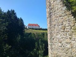 Zur Eröffnung der Ausstellung "Umbruch und Wandel - Portrait unserer Gemeinde" lädt das Museum Altenburg - Der Graf von Windhaag am 15. Mai ein. Blick von der Burg zum ehemaligen Priorat von Windhaag bei Perg 