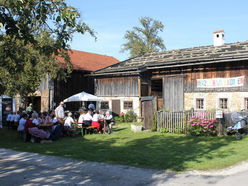 Zur kostenlosen Führung durch das Aignerhaus und der Sonderausstellung "Erzeugnisse aus geflochtenen Naturmaterialien" lädt der Heimatverein Attergau am 11. Mai um 10:00 Uhr.