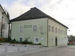 Eine kostenlose Führung im Pfarrmuseum am 13. Mai umd 10:00 Uhr zeigt Objekte der Volksfrömmigkeit und kirchliche Objekte der ehemaligen Großpfarre St. Georgen seit dem 13. Jahrhundert.