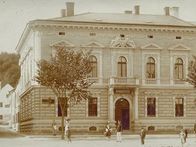 Zur Eröffnung der Ausstellung "Aufschwung in der Perger Gründerzeit" lädt das Heimathaus-Stadtmuseum Perg am 13. Mai um 19:00 Uhr herzlich ein. Perger Hauptplatz mit Rathaus und Sparkasse, 1900.