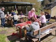 Zur Aktionswoche zum Internationalen Museumstag wird das Textile Zentrum Haslach punktuell auf verschiedenen Märkten in OÖ vertreten sein: In Eferding, Ottensheim, Linz und im Garten des Textilen Zentrum Haslach können Sitzauflagen aus Schafwolle gewebt werden.