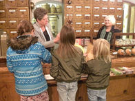 Bei einer erlebnisreichen Familienrallye im Kaufmannsmuseum in Haslach an der Mühl am 7. und 8. Mai 2022 Düfte identifizieren, auf einer alten Schreibmaschine schreiben, Gewichte erraten und vieles mehr... 