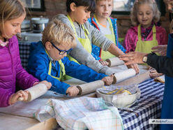 Der Pramtaler Museumstag in der Furthmühle Pram ist ein Fest für alle Gäste: Oldtimer, Maschinenvorführungen, Kinderprogramm, Zeltenbacken, Workshops und vieles mehr wird geboten.