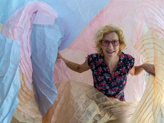 Am Internationalen Museumstag wird zur Eröffnungs-Matinée der Sonderausstellung "Paper sculptures - Waves" - Helene Huemer geladen. Foto: Helene Huemer „touch me“