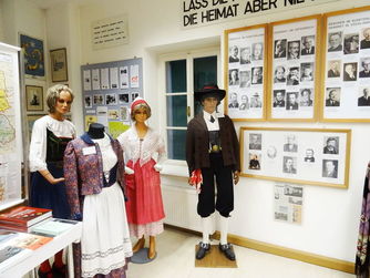 Am Samstag, 14. Mai lädt das Museum der Heimatvertriebenen in Vöcklabruck zu einem Tag der offenen Tür bei freiem Eintritt herzlich ein! Foto: Trachten aus dem Sudetenland