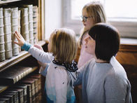 Die Schätze der Bibliothek kennenlernen und ein eigenes kleines Notizbuch binden: In der magischen Atmosphäre der Bibliothek und ausgewählter Räume im Stift setzen wir uns im Stift St. Florian am Freitag, 16. Juli um 15:00 Uhr mit Rätseln der Vergangenheit, mit Geschichten und Geschichte auseinander.