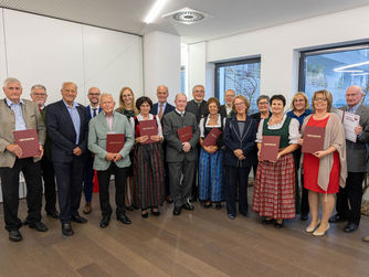 Gruppenbild der im Rahmen der Feierstunde geehrten Festgäste.