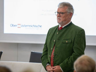 Kons. Herbert Scheiböck, Präsident des OÖ Forums Volkskultur sprach den Ehrengästen Dank und Anerkennung aus.