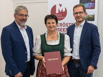 Für ihre großen Verdienste für die Kultur der Gemeinde Rechberg und insbesondere für das Freilichtmuseum Großdöllnerhof wurde Marianne Mayrhofer geehrt. Sie wurde von Bgm. Martin Ebenhofer (links) und AL a.D. Karl Kriechbaumer begleitet.