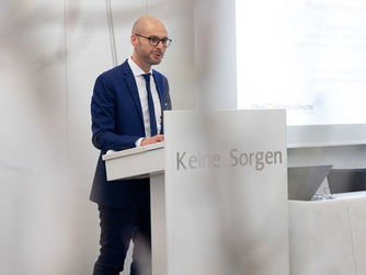 Dr. Klaus Landa, Geschäftsführer des Verbundes OÖ Museen stellte die Leistungen der geehrten Persönlichkeiten vor.
