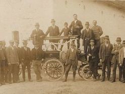 Historische Fotografie: Freiwillige Feuerwehr Niedernhaag um 1930. Das Museum lädt im Zuge des Pramtaler Museumstags am 7. Mai zur Eröffnung der Ausstellung "Die Entstehung des Feuerwehrwesens in der Region".