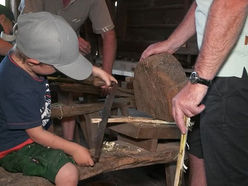 Pramtaler Museumstag: Werkeln in der Holzwerkstatt und viele andere tolle Angebote für Kinder gibt es beim Familientag in der Furthmühle Pram am 7. Mai 2023.