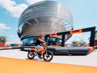 Kostenloser Riding-Parcours für Kids beim Ferienspaß in der KTM Motohall am 15. und 16. Juli 2023.