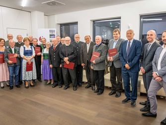 Gruppenbild der im Rahmen der Feierstunde geehrten Festgäste.