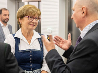 Christine Kröpfel vom Evangelischen Museum Oberösterreich im Gespräch mit Superintendent Dr. Gerold Lehner.