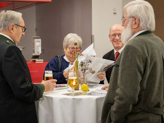 Hier wird auch eifrig die Museumskarte des Verbundes Oberösterreichischer Museen studiert. Das Team des Freilichtmuseums Stehrerhof mtit Ingeborg Hackl-Aigner und Johann Pillichshammer.