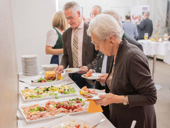 Nach der Feierstunde lud die Oberösterreichische Versicherung die Ehrengäste zu einem Abendessen mit vielen Köstlichkeiten ein.